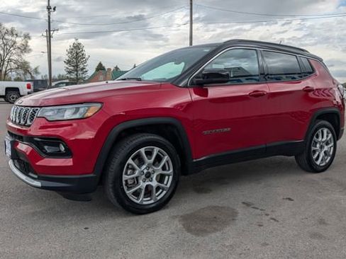 Used 2025 Jeep Compass Limited AWD/4WD image 3