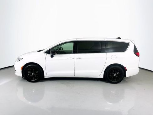 Used 2024 Chrysler Pacifica Touring-L image 6