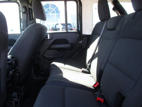 Used 2018 Jeep Wrangler Unlimited Sahara AWD/4WD image 32