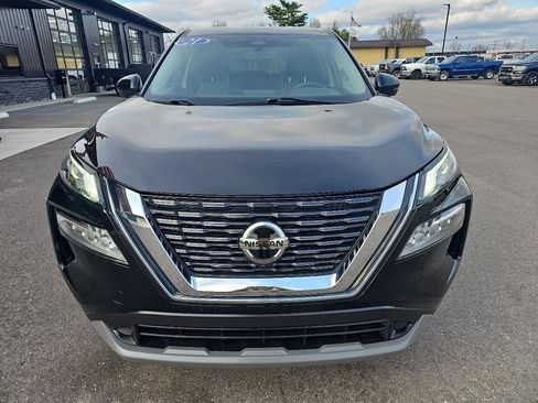 Used 2021 Nissan Rogue SV image 2