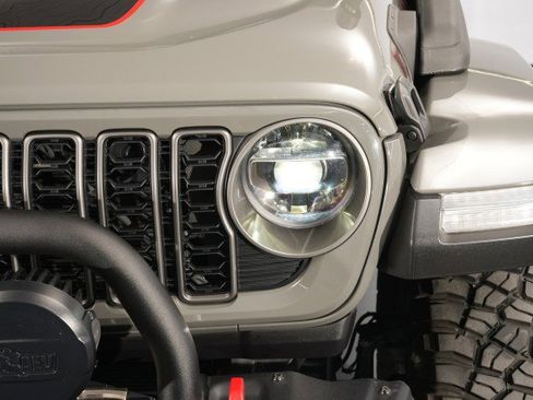 Used 2021 Jeep Gladiator Rubicon AWD/4WD image 9