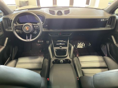 Used 2025 Porsche Cayenne GTS AWD/4WD image 30