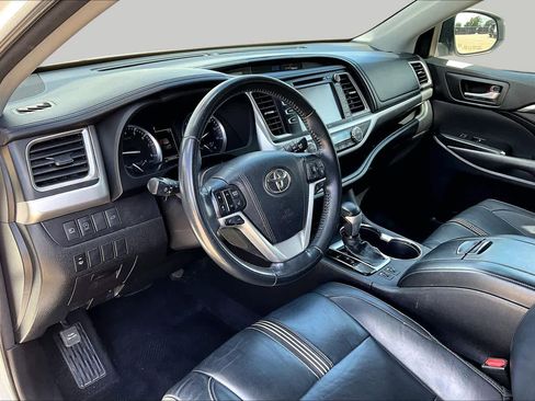 Used 2018 Toyota Highlander SE FWD image 27