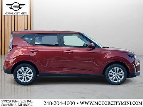 Used 2023 Kia Soul LX image 2