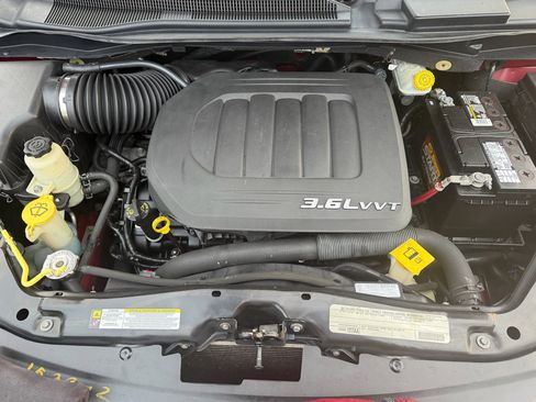 Used 2011 Chrysler Town & Country Limited image 31