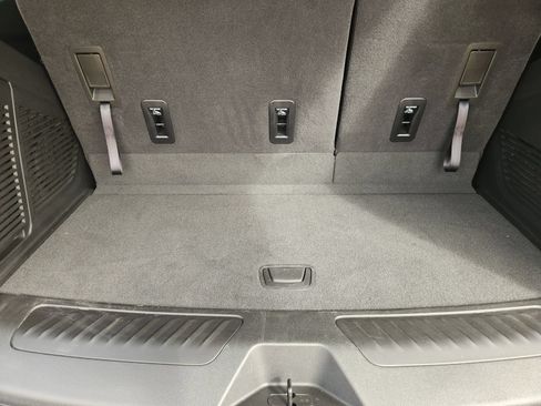 Used 2025 Chevrolet Tahoe LS RWD image 32