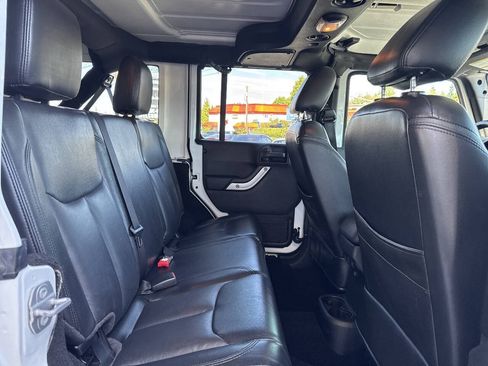 Used 2016 Jeep Wrangler Unlimited Sahara w/ Connectivity Group AWD/4WD image 17