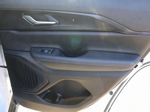 Used 2024 Jeep Grand Cherokee Laredo image 25