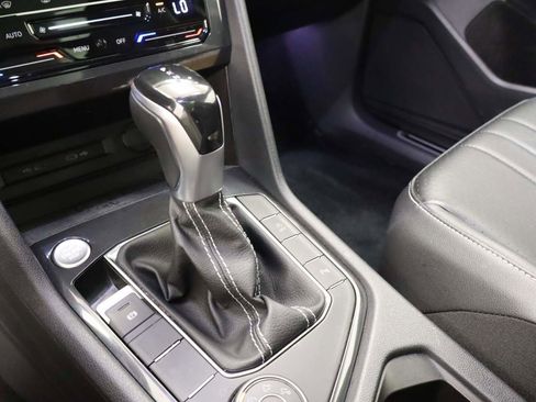 Used 2022 Volkswagen Tiguan SE R-Line image 9