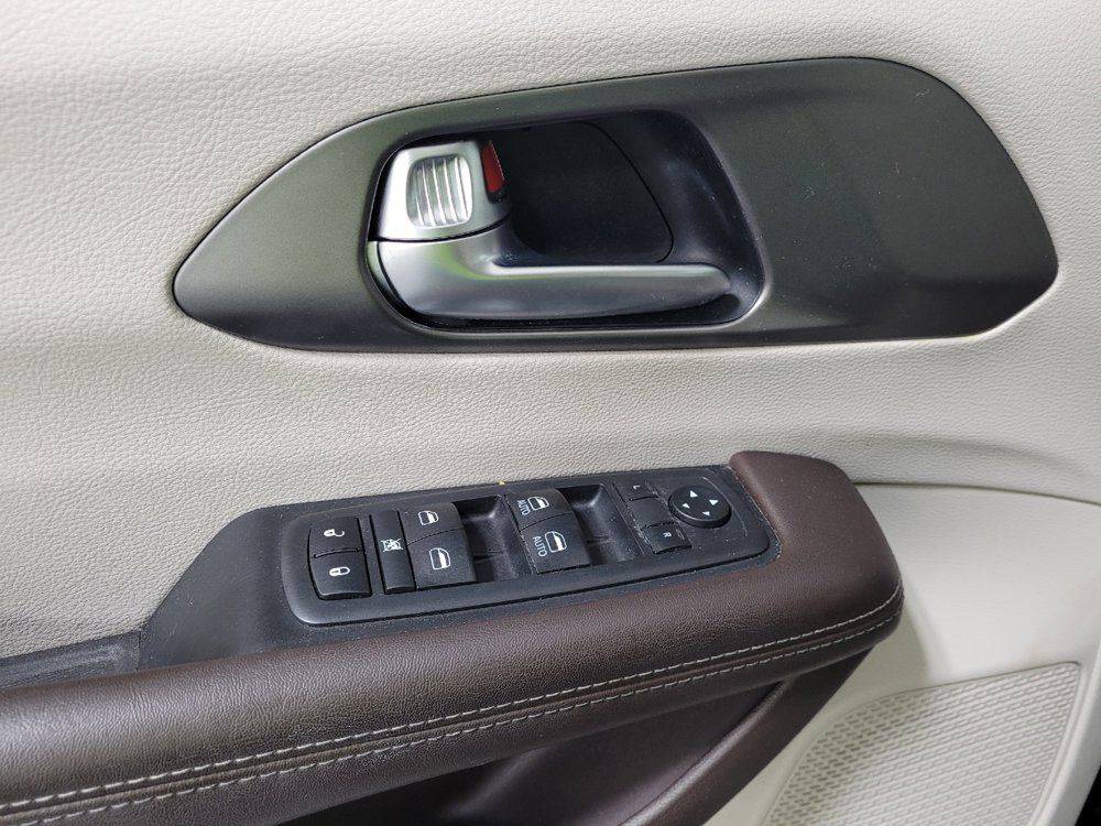 Used 2019 Chrysler Pacifica Touring-L FWD image 27