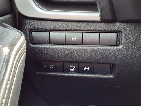 Used 2025 Nissan Rogue SV AWD/4WD image 17