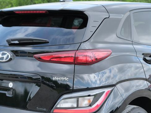 Used 2023 Hyundai Kona SE image 34