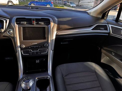 Used 2020 Ford Fusion SE FWD image 22