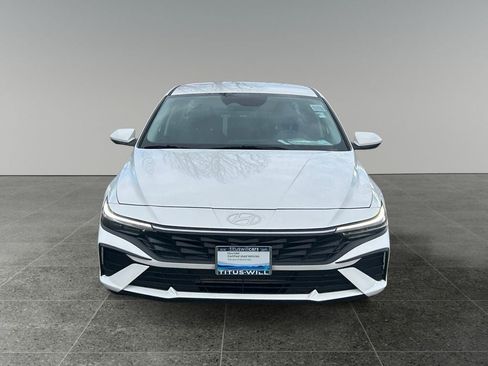 Certified 2025 Hyundai Elantra SE image 2