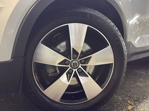 Used 2022 Volvo XC40 T5 Momentum w/ Premium Package image 9