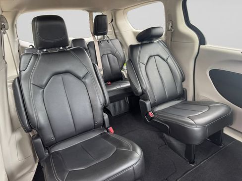 Used 2023 Chrysler Pacifica Touring-L FWD image 18