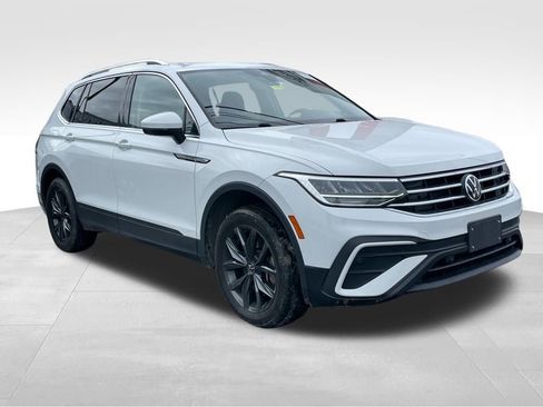 Used 2022 Volkswagen Tiguan SE w/ Panoramic Sunroof Package image 3