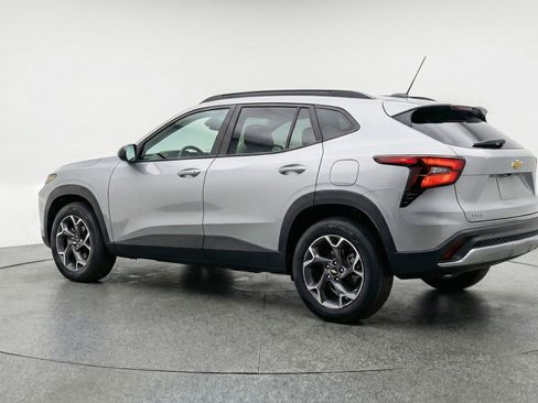 Used 2025 Chevrolet Trax LT w/ LT Convenience Package FWD image 5