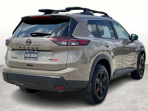 Used 2025 Nissan Rogue SV image 2