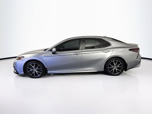 Used 2023 Toyota Camry SE image 4