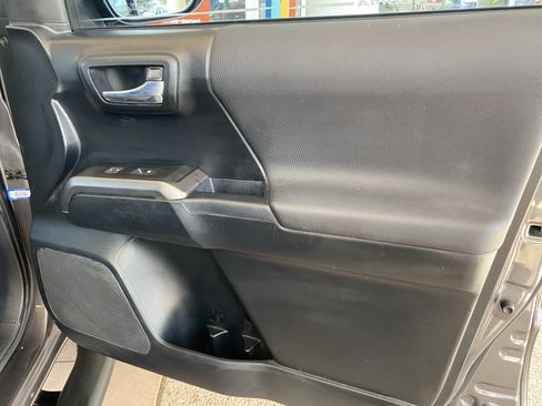 Used 2017 Toyota Tacoma TRD Off-Road w/ Premium & Technology Package AWD/4WD image 39