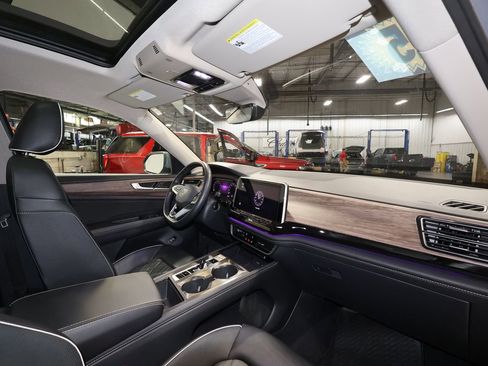 Used 2025 Volkswagen Atlas SEL Premium R-Line image 28