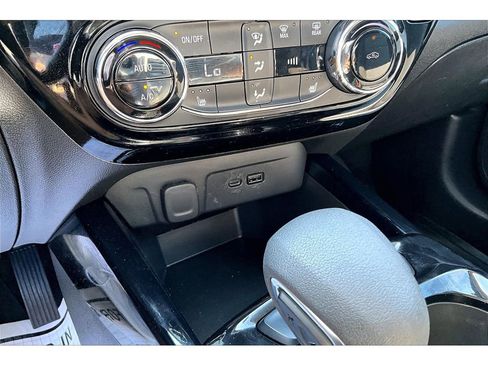 Used 2024 Chevrolet Trax LT w/ LT Convenience Package FWD image 33