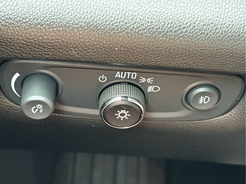 Used 2020 Chevrolet Traverse LT FWD image 21