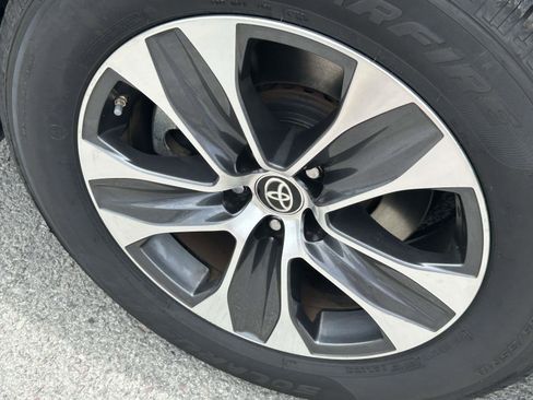 Used 2024 Toyota Highlander XLE AWD/4WD image 9