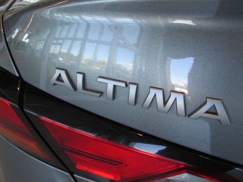Used 2024 Nissan Altima 2.5 SV image 10