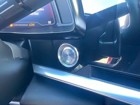 Used 2021 Chevrolet Corvette Stingray Coupe w/ Z51 Performance Package image 17