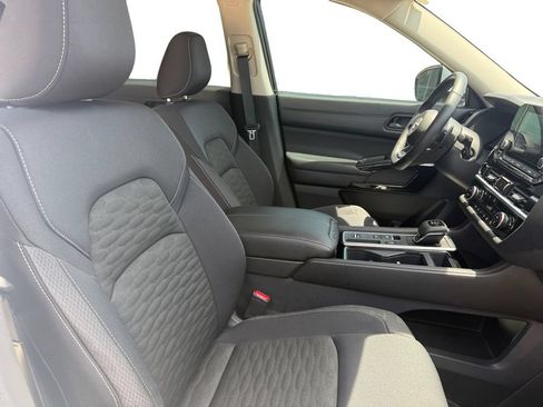 Used 2025 Nissan Pathfinder SV FWD image 16