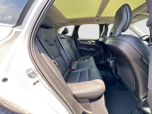 Used 2021 Volvo XC60 T5 Momentum w/ Premium Package FWD image 29