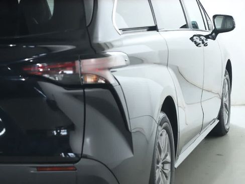 Used 2026 Toyota Sienna LE AWD/4WD image 41