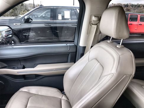 Used 2022 Ford Expedition Limited image 25