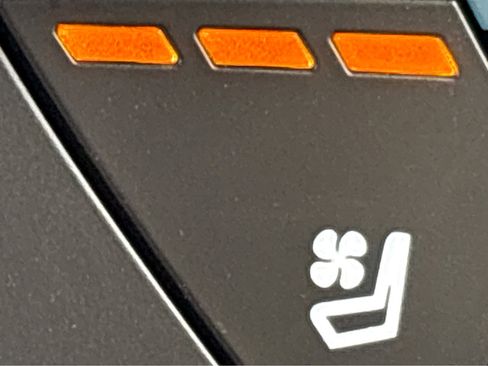 Used 2023 Chevrolet Traverse Premier image 28