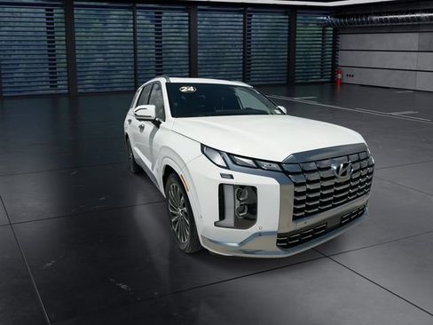 Used 2024 Hyundai Palisade Calligraphy FWD image 2