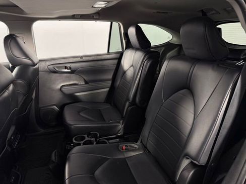 Used 2023 Toyota Highlander XLE AWD/4WD image 17