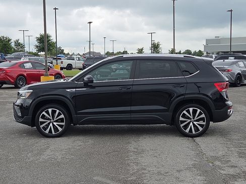 Used 2024 Volkswagen Taos SE FWD image 3