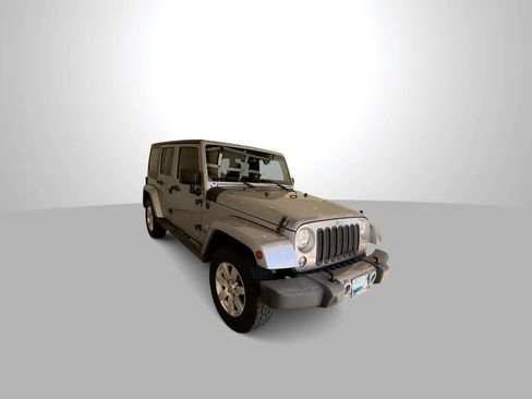 Used 2017 Jeep Wrangler Unlimited Sahara w/ Max Tow Package AWD/4WD image 2
