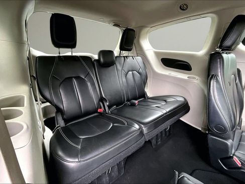 Used 2023 Chrysler Pacifica Touring-L FWD image 25