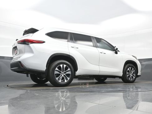 Used 2023 Toyota Highlander XLE AWD/4WD image 31