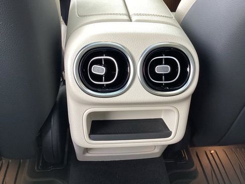 Used 2025 Mercedes-Benz GLC 300 4MATIC image 18