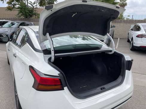 Used 2025 Nissan Altima 2.5 SV FWD image 31