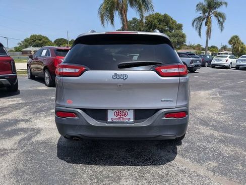 Used 2018 Jeep Cherokee Latitude FWD image 5