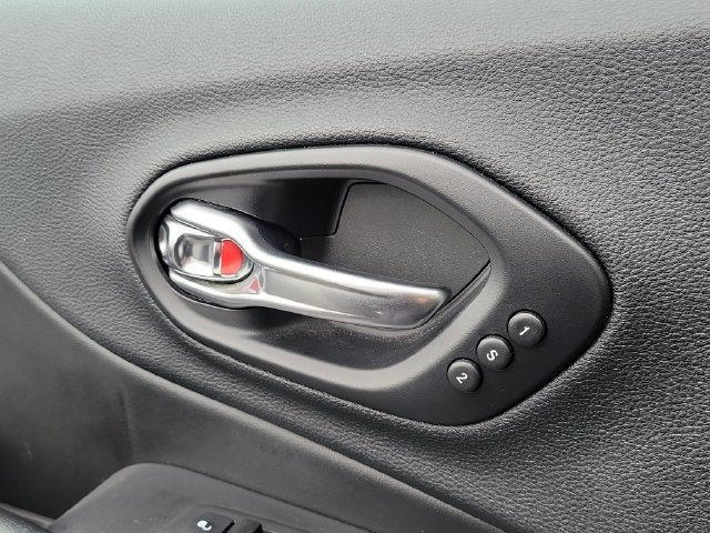 Used 2019 Jeep Cherokee Limited FWD image 15