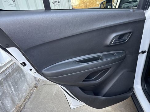 Used 2019 Chevrolet Trax LT w/ LT Convenience Package image 10