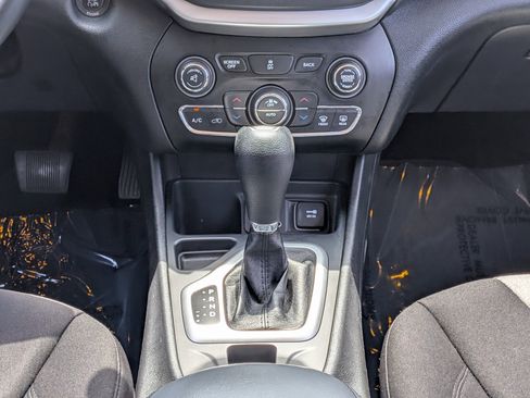 Used 2014 Jeep Cherokee Latitude w/ Comfort/Convenience Group FWD image 18
