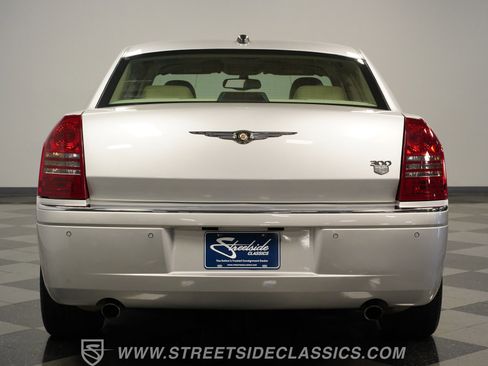 Used 2005 Chrysler 300 C w/ Navigation & Sound Group II image 10