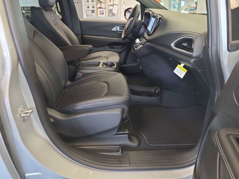 New 2026 Chrysler Pacifica Select w/ S Appearance Package image 22